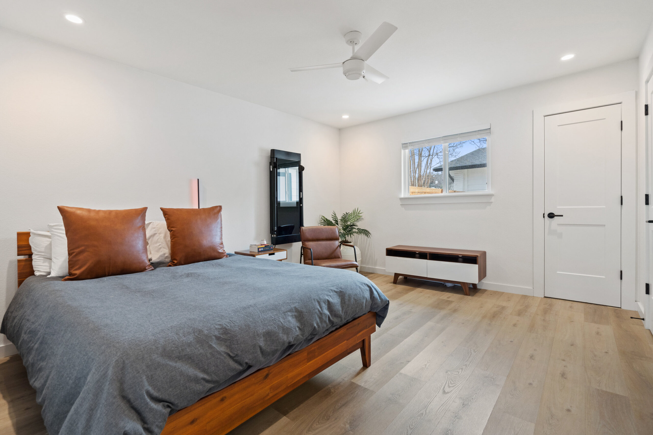 Listing Image #11